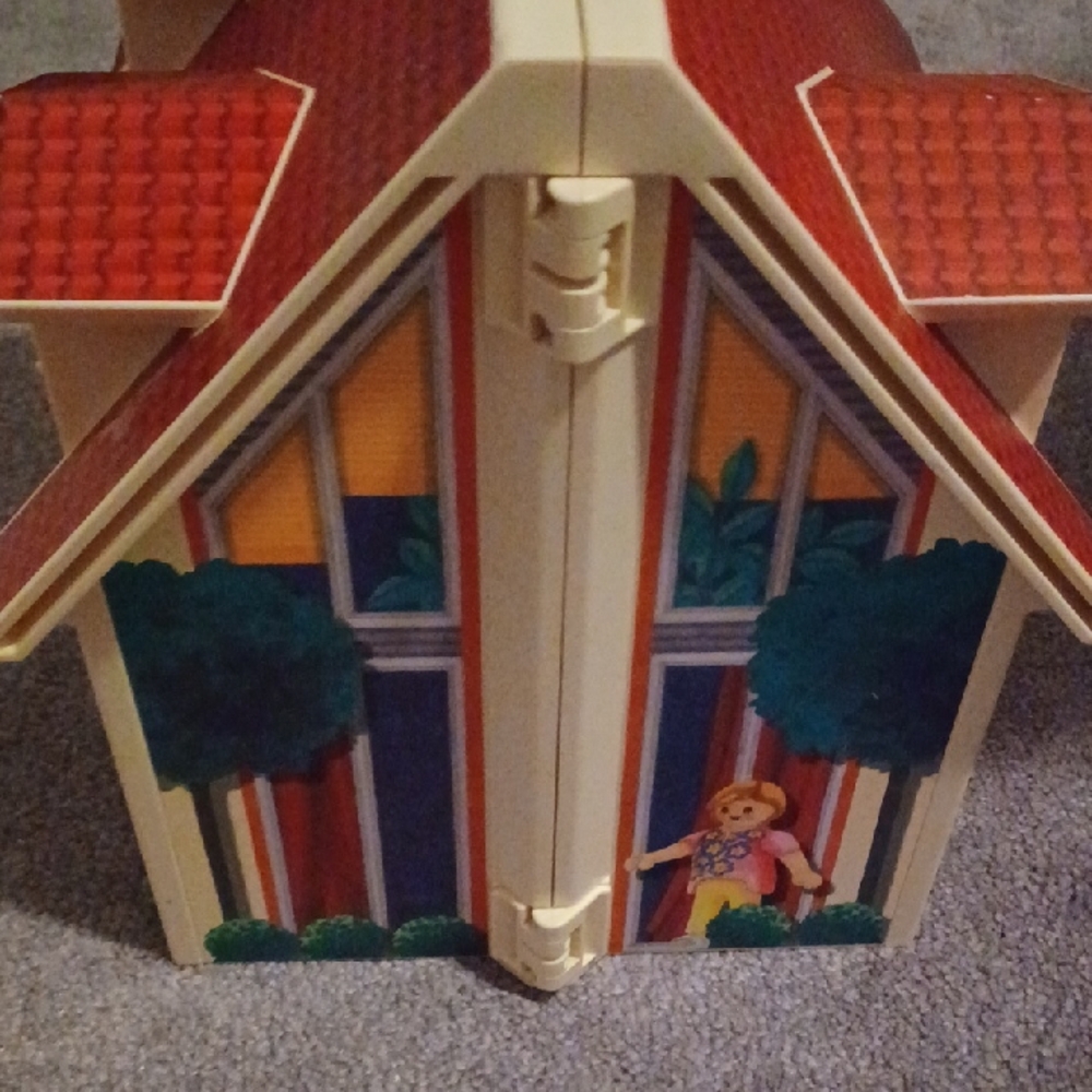Red and White Dollhouse Carry Case - Picture 2 of 10
